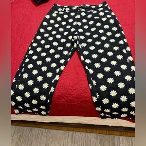 NWOT Disturbia Daisy Capri Amazing Jeans Black Yellow White Size 32 Inseam 24”